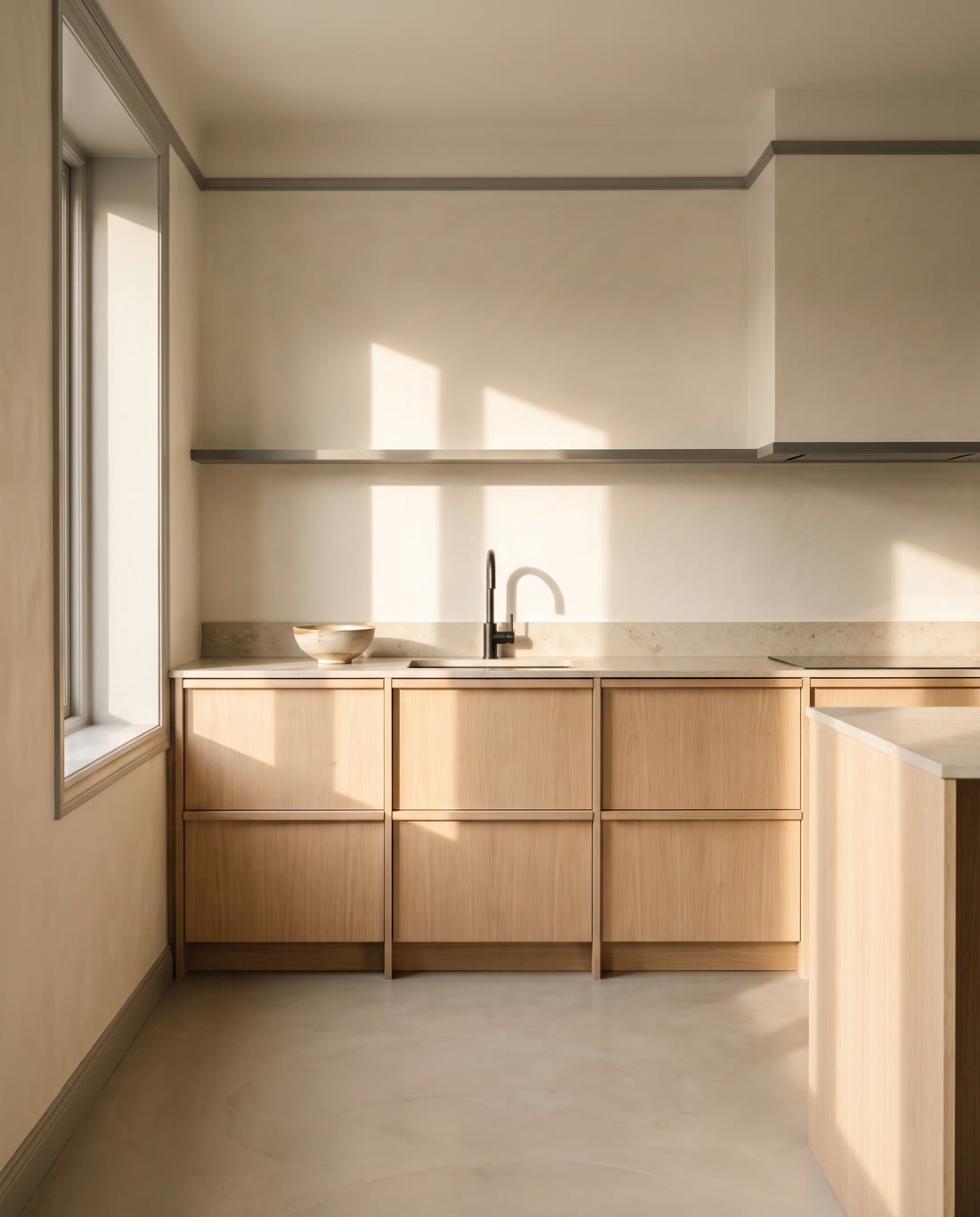 Cocina reformada con encimera de piedra clara y muebles de roble